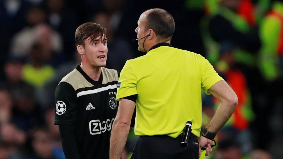 Tagliafico protesta a Mateu Lahoz durante el choque de Londres contra el Tottenham.
