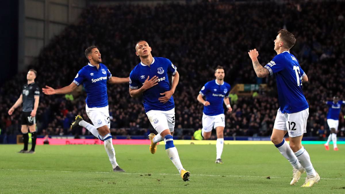 El Everton gana entre la intrascendencia