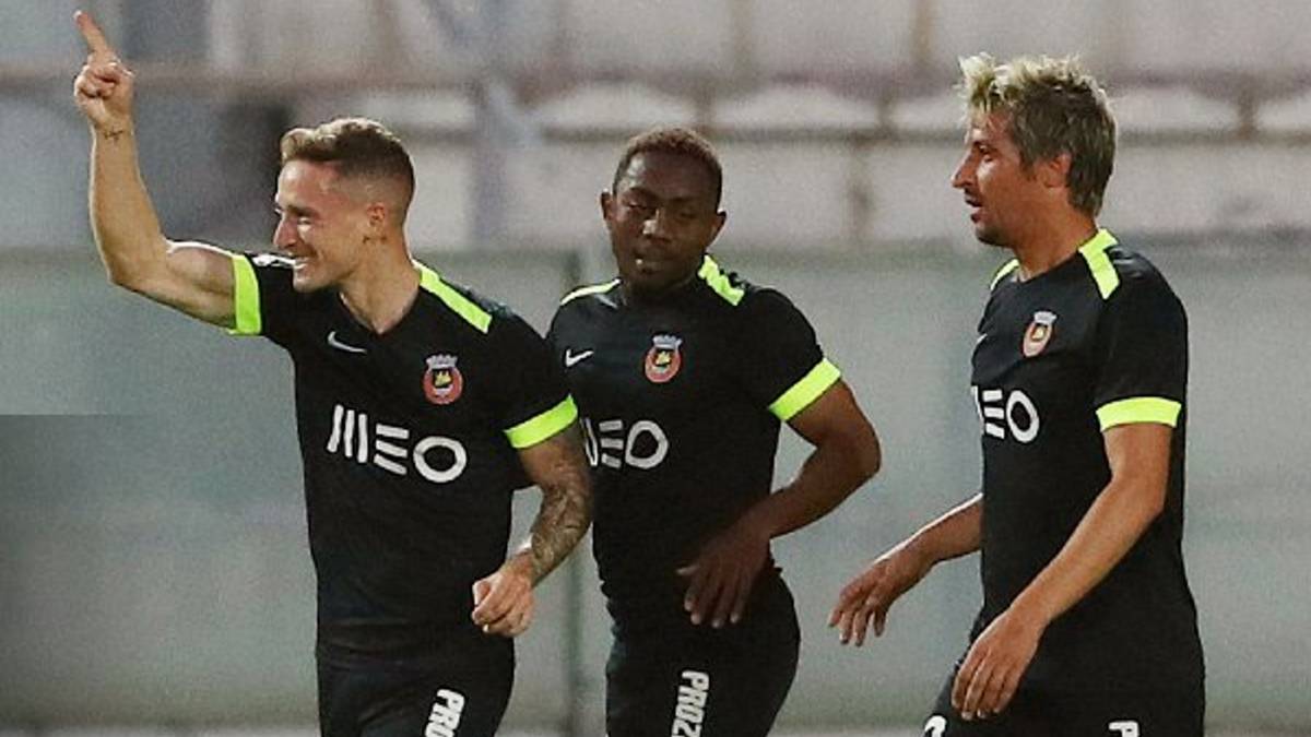 Los jugadores del Río Ave celebran un gol