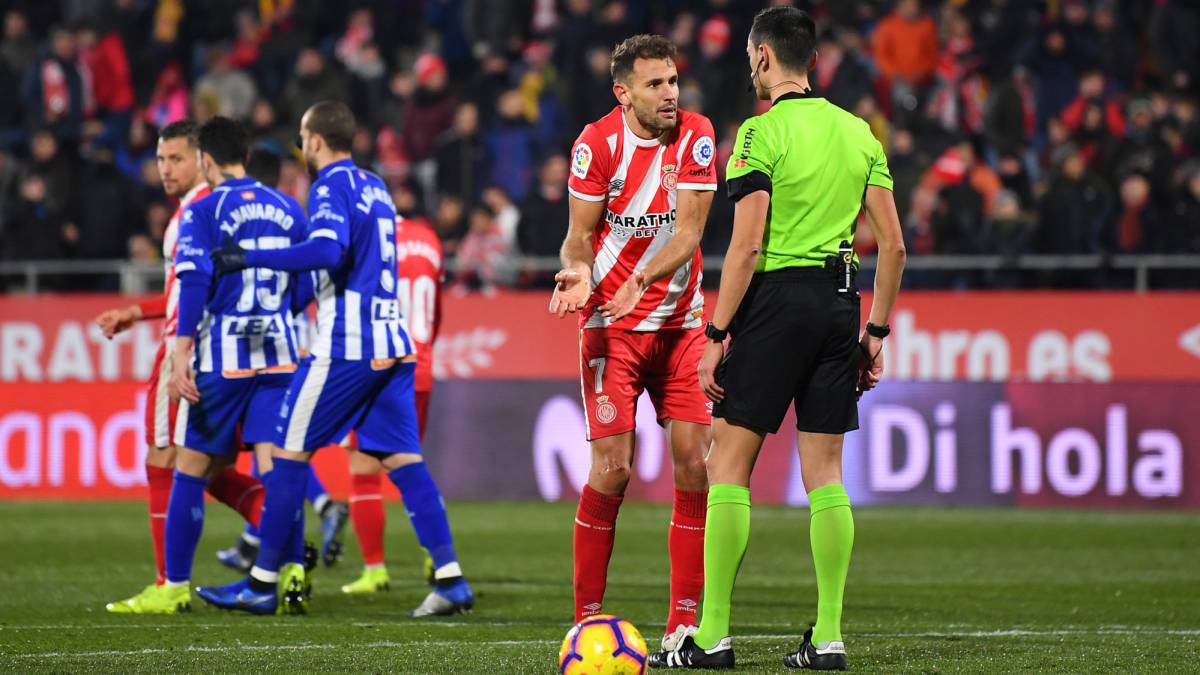 Stuani protesta al árbitro