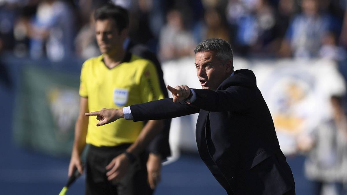 Fran Escribá realiza indicaciones a sus jugadores durante el partido entre el Leganés y el Celta.