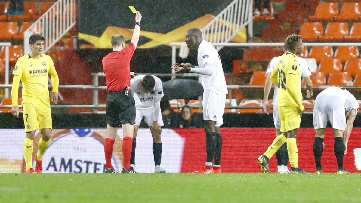 Coquelin, cabizbajo, vio amarilla ante el Villarreal, que le impedía jugar la ida contra el Arsenal por sanción.
