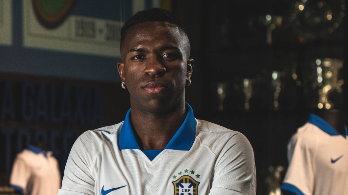 Vinicius Junior posa con la camiseta blanca de Brasil.