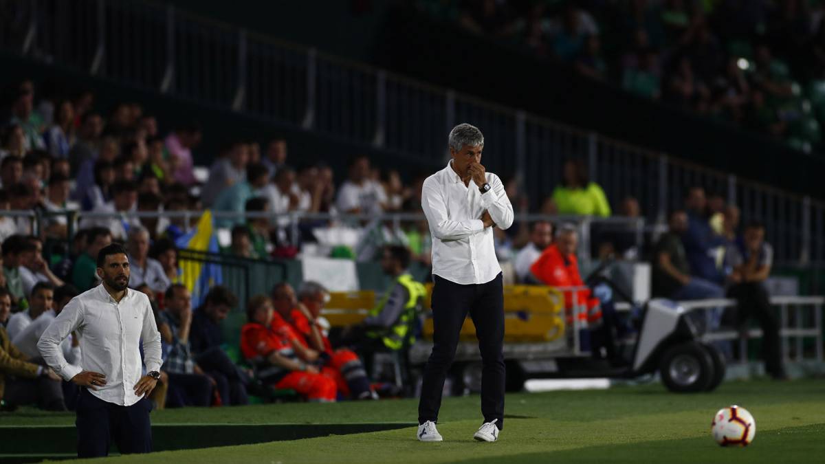El técnico del Betis Quique Setién valoró la previa ante el Eibar y defendió a su ayudante Eder Sarabia de informaciones sobre peleas con futbolistas.