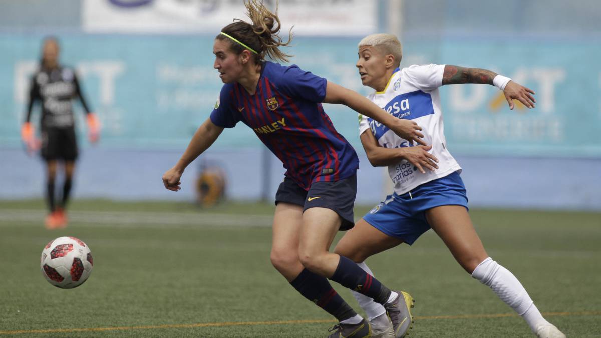 Mari José pelea con Mariona por un balón.