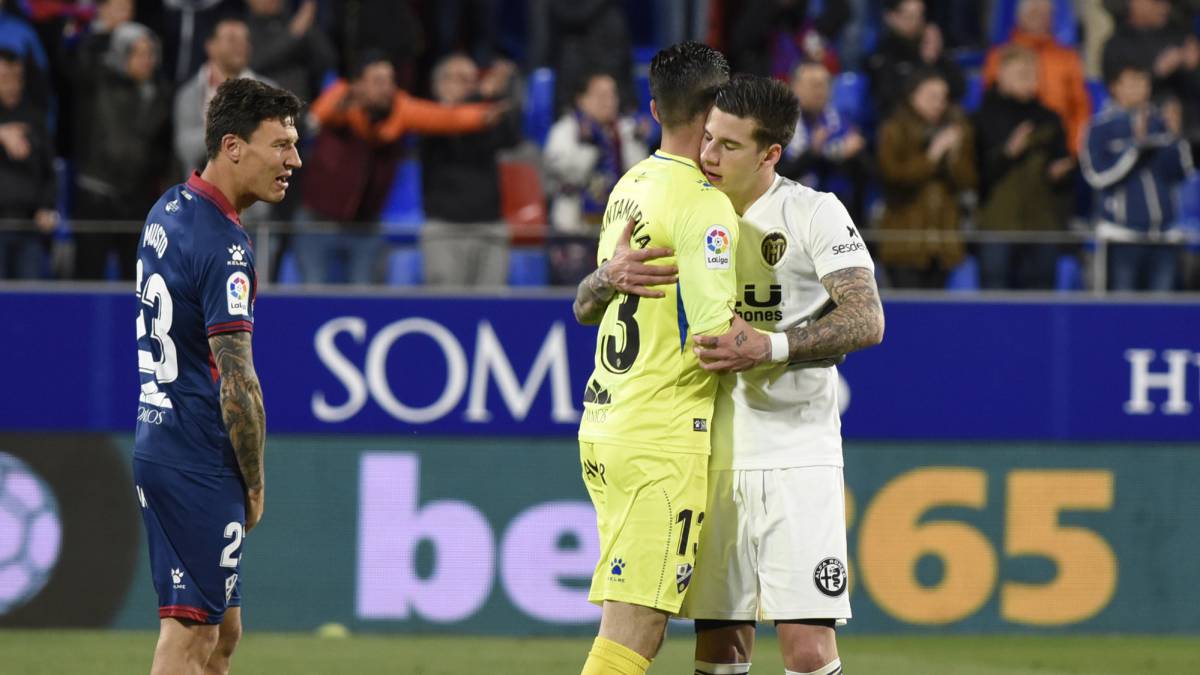 Santi Mina, con Santamaría, portero del Huesca.