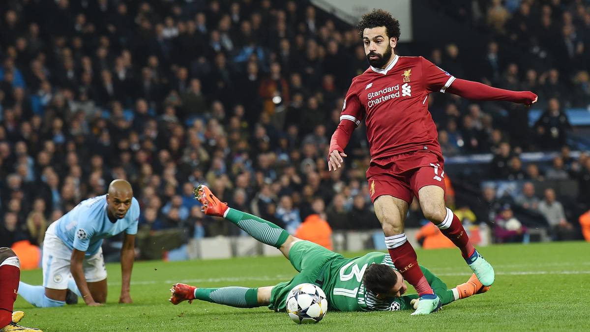 Mohamed Salah marca ante el Manchester City.