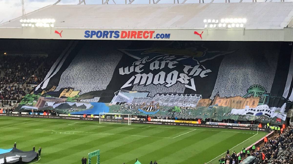 La bandera que desplegó el Newcaslte en St. james' Park.