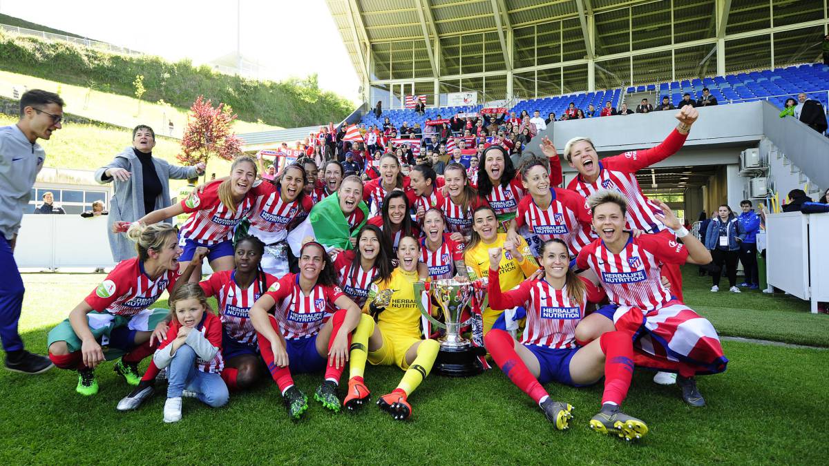 La plantilla del Atlético de Madrid Femenino, tras conquistar su tercera Liga Iberdrola consecutiva.