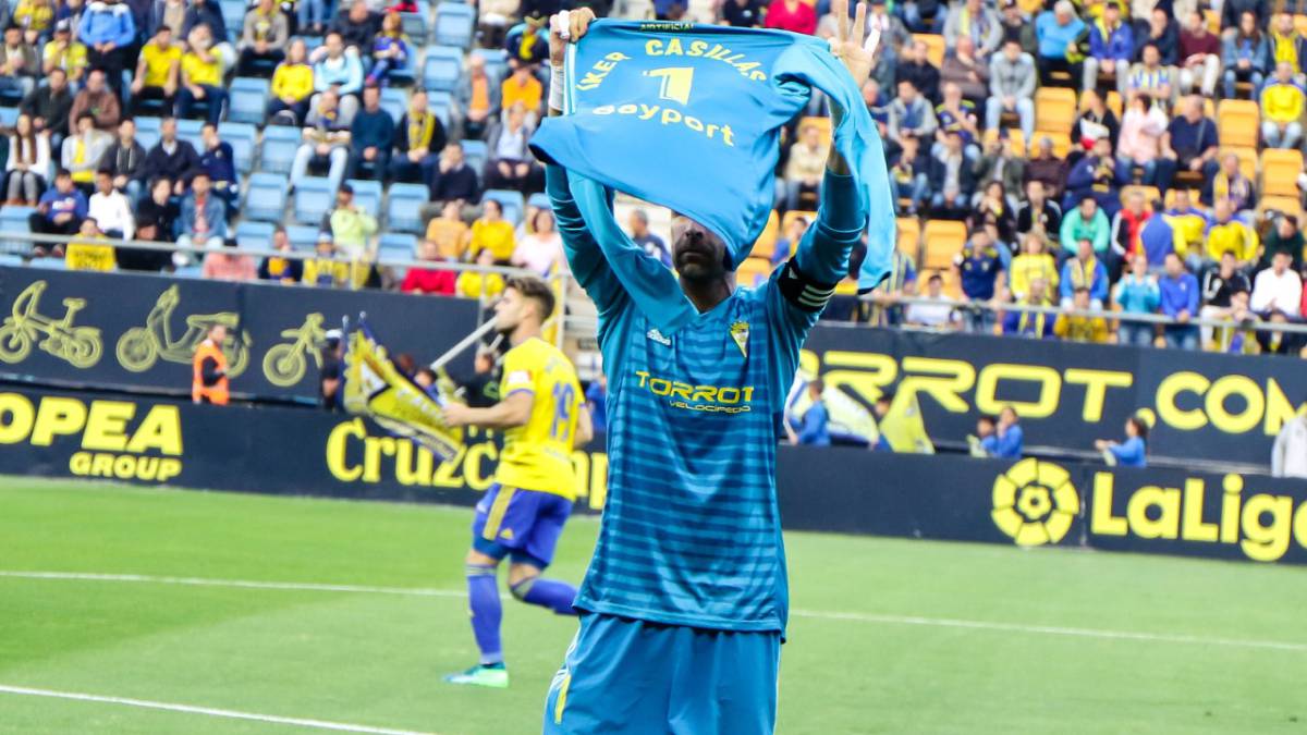 Alberto Cifuentes homenajeó a Casillas antes del Cádiz-Malaga