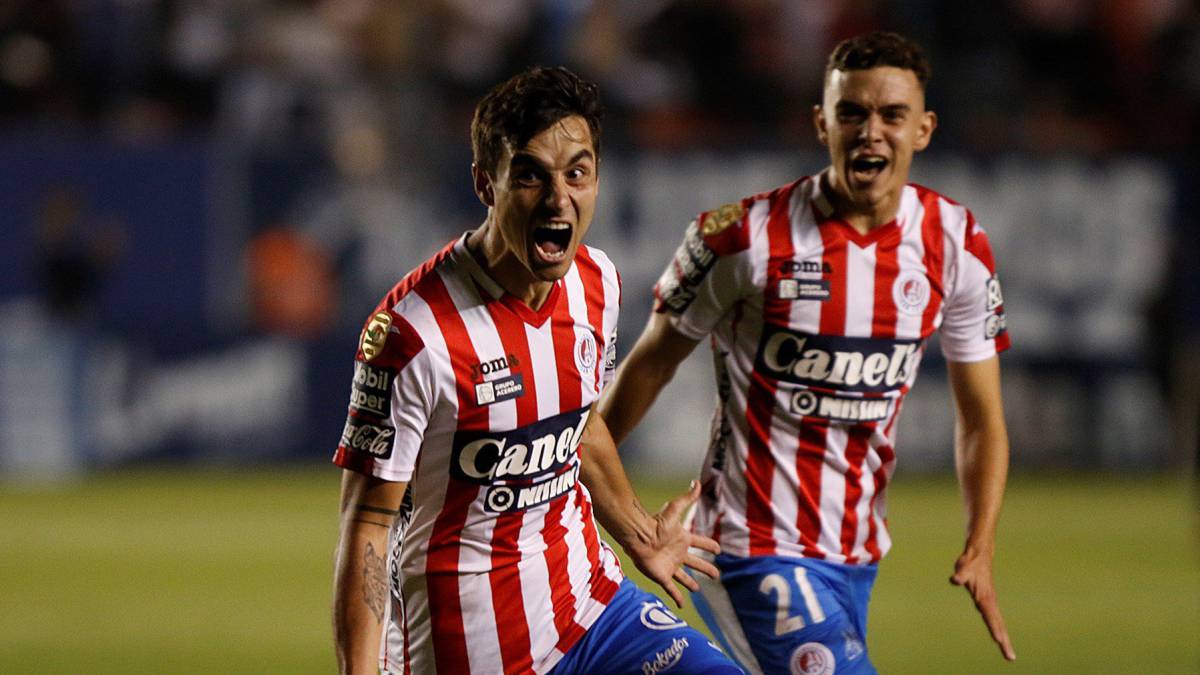 El español Unai Bilbao celebra el gol del ascenso del Atlético de San Luis junto al también español Enrique López.