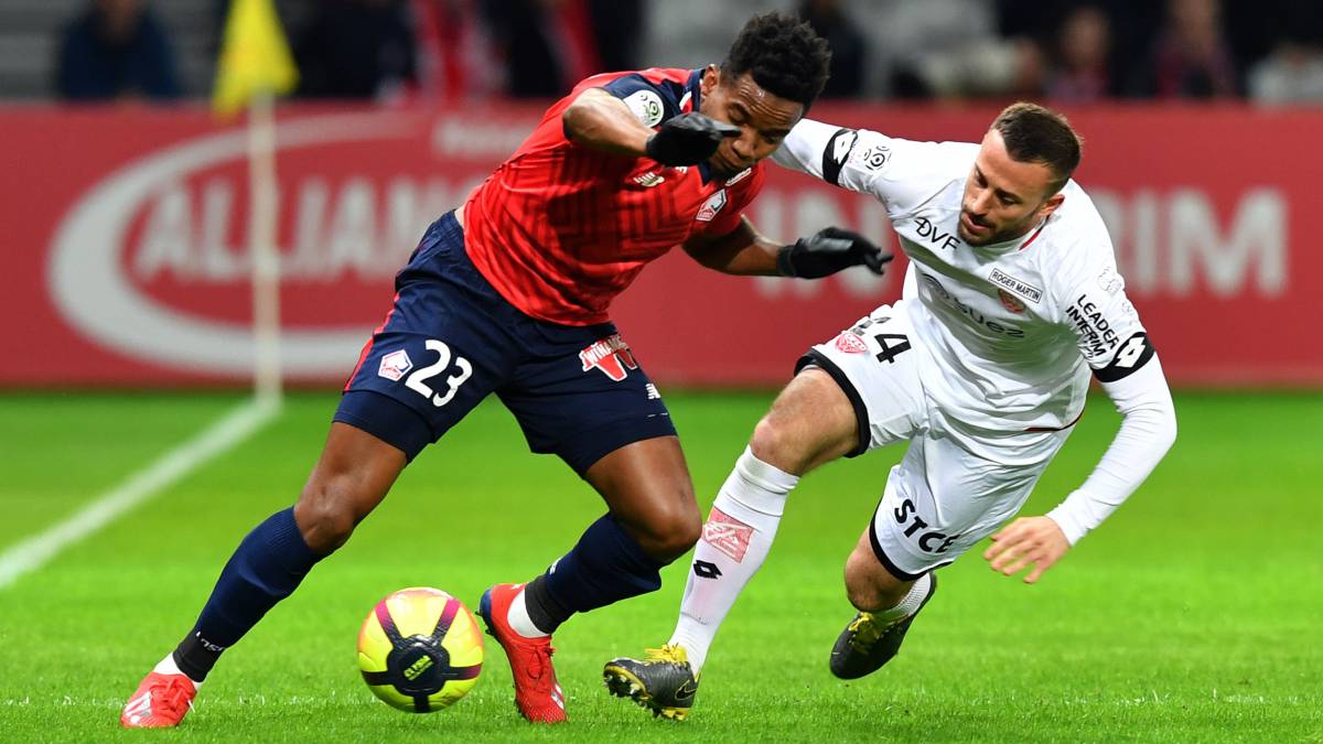 Thiago Mendes pelea un balón con Jordan Marie (Dijon) durante un Lille-Dijon de la Ligue 1.
