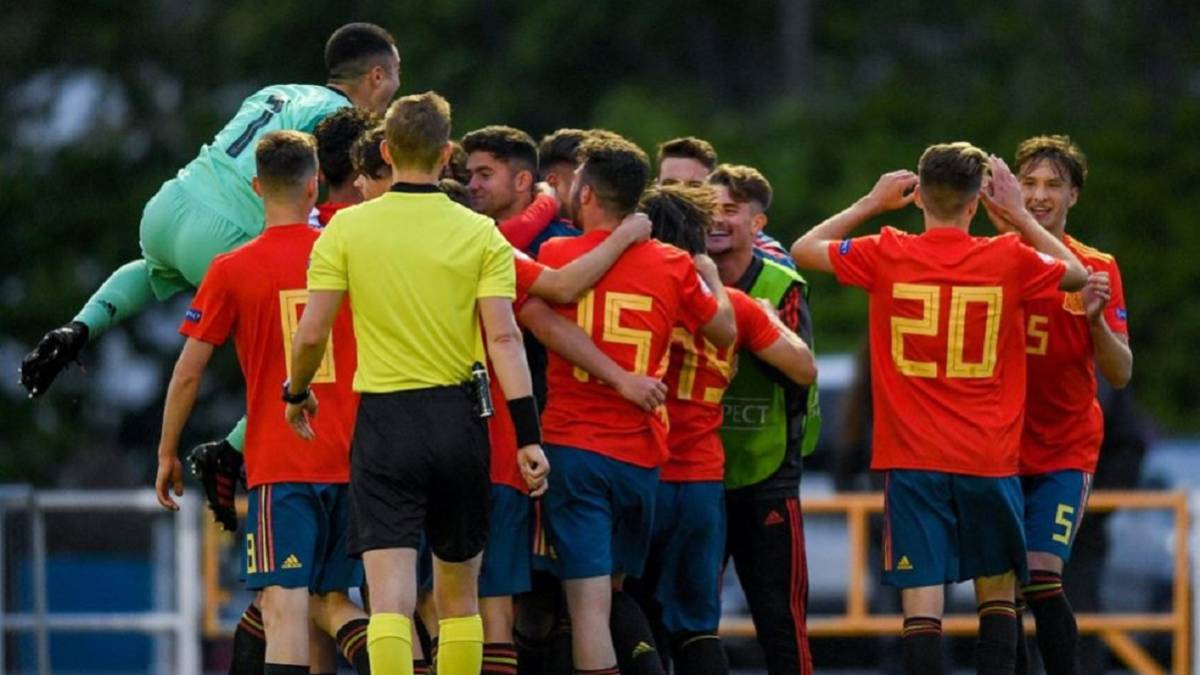 Los jugadores españoles celebran su clasificación para los cuartos de final de la Eurocopa.