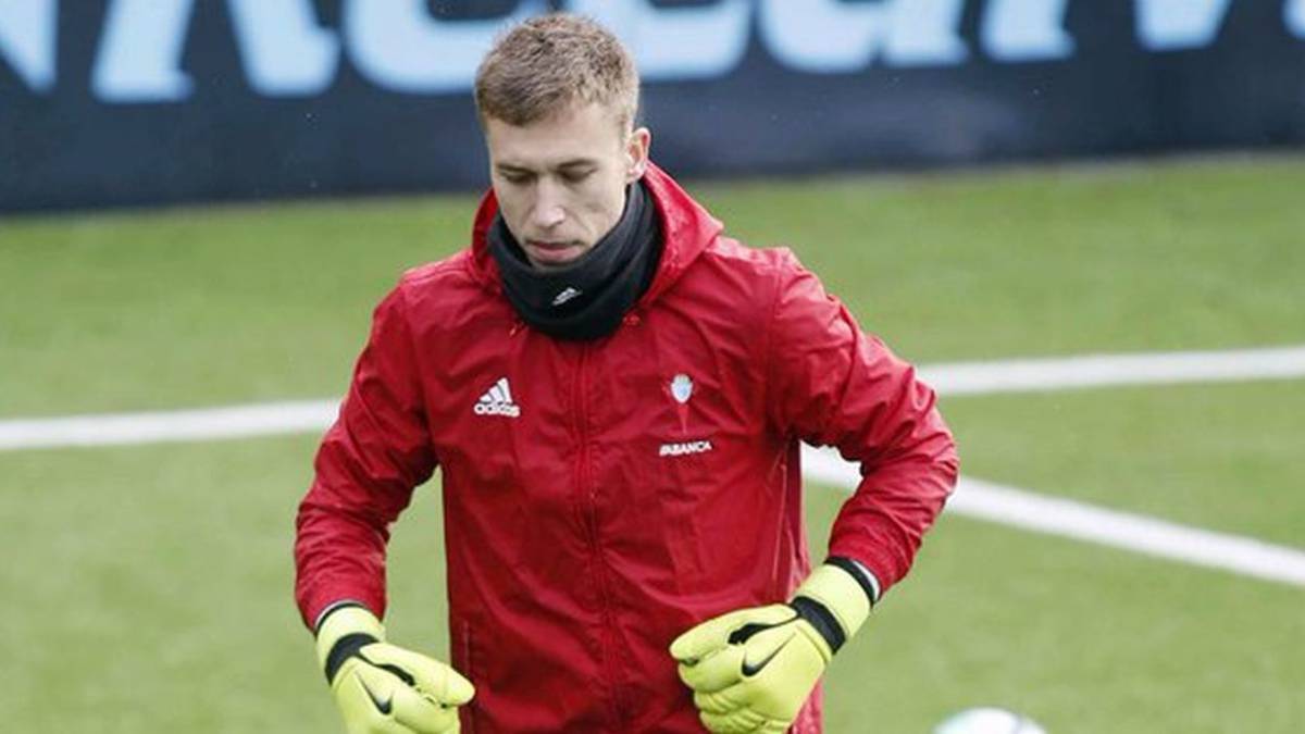 El portero del Celta, Rubén Blanco, se ejercita durante un entrenamiento del Celta en Balaídos