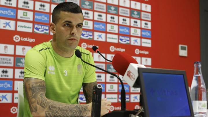 Álex Martínez, del Granada, durante la rueda de prensa.