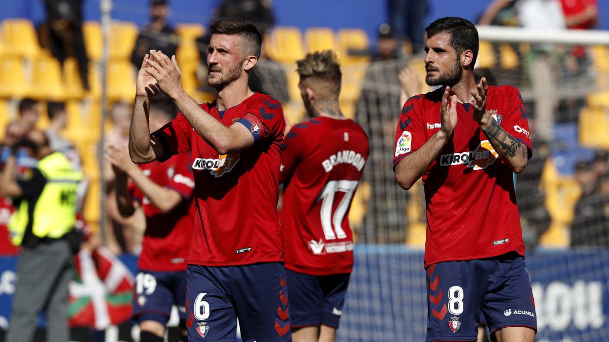 Los jugadores del Osasuna aplauden a su afición tras la conclusión del partido ante el Alcorcón.