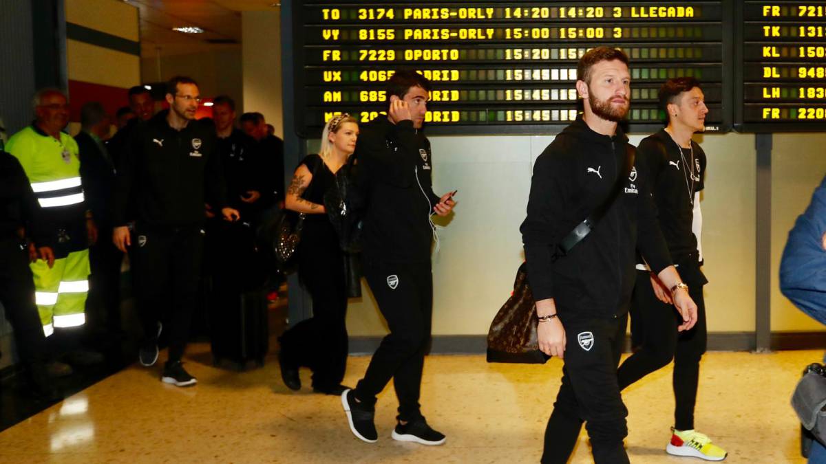 Mustafi y Özill, a la llegada del Arsenal a Valencia.