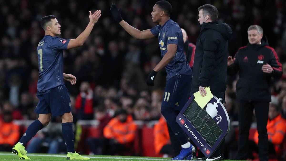 Alexis y Martial durante un cambio en la FA Cup.