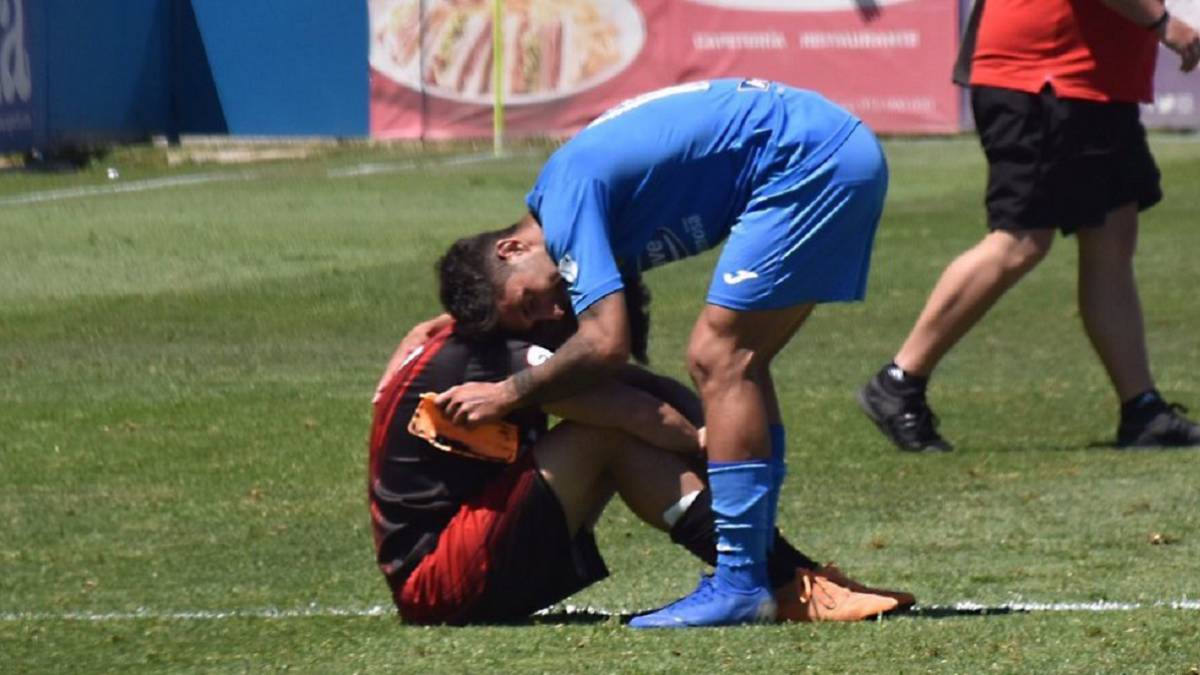 Los jugadores del Fuenlabrada consuelan a los del Adarve tras certificarse el descenso a Tercera División.