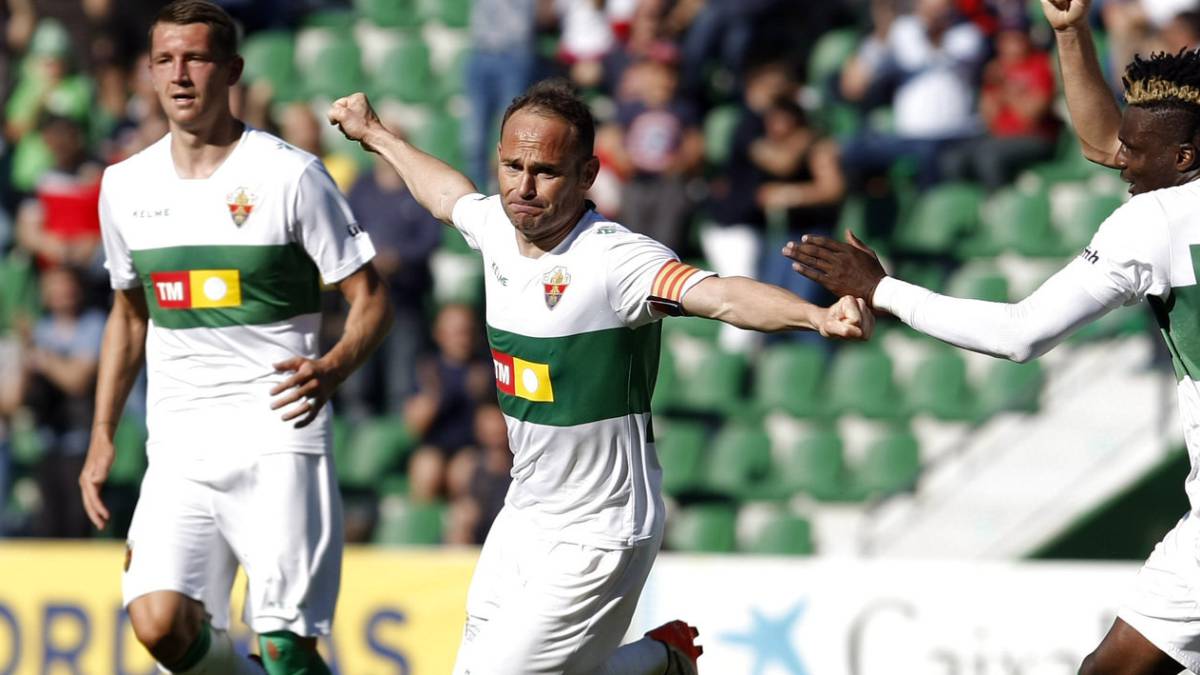 Nino mete un gol en la campaña electoral de Elche