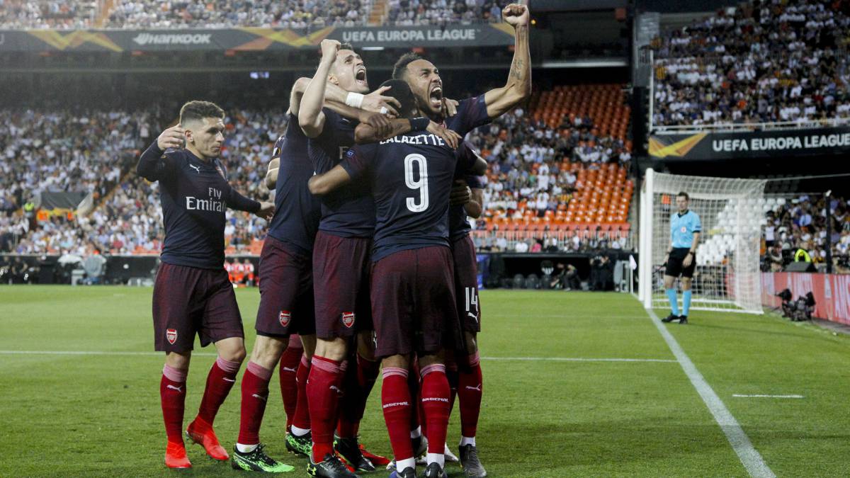 Los jugadores del Arsenal celebran un gol