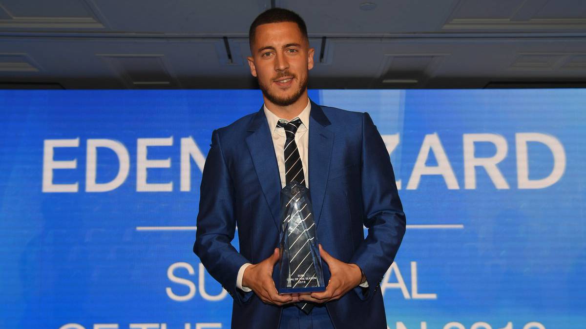 Hazard posa con el premio que le acredita como mejor jugador del año en el Chelsea.