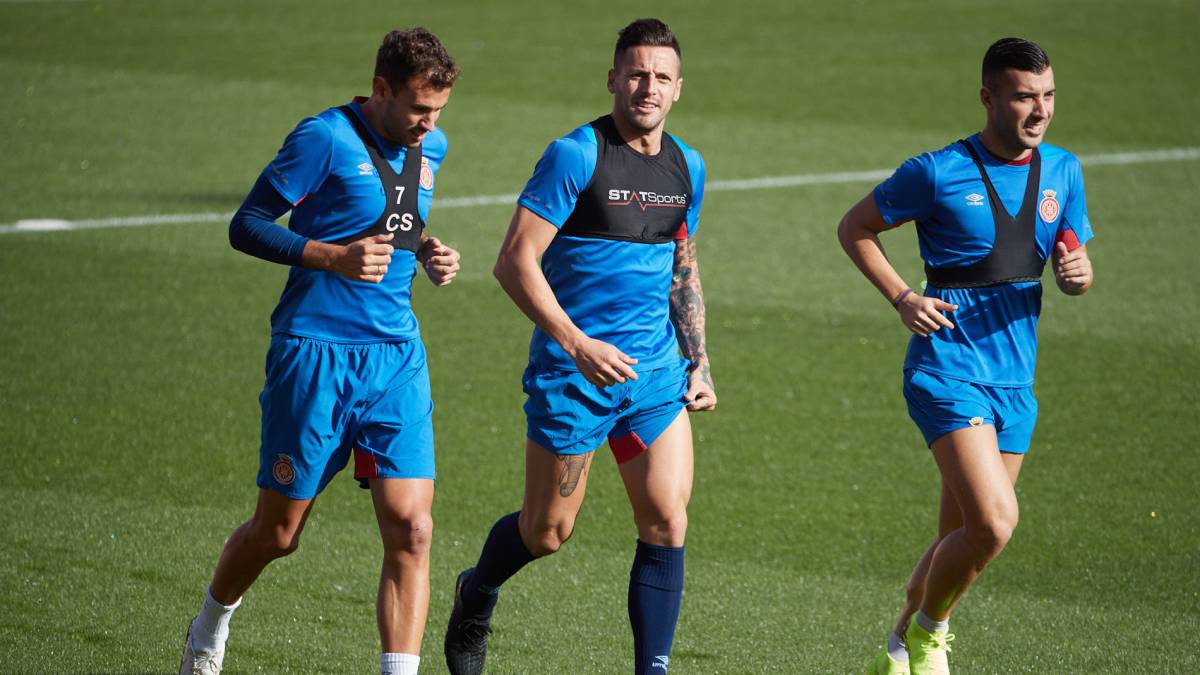 Aday Benítez, entre Stuani y Borja García en el entrenamiento del Girona