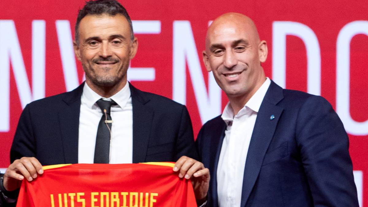 Luis Enrique posa con Rubiales con la camiseta de España.