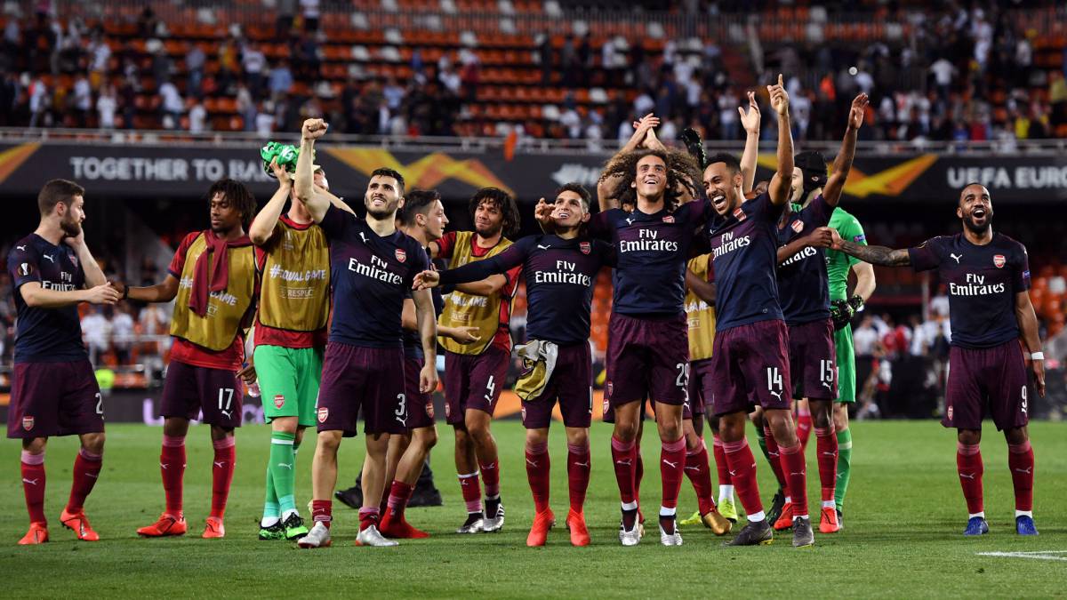 Los jugadores del Arsenal celebran la clasificación