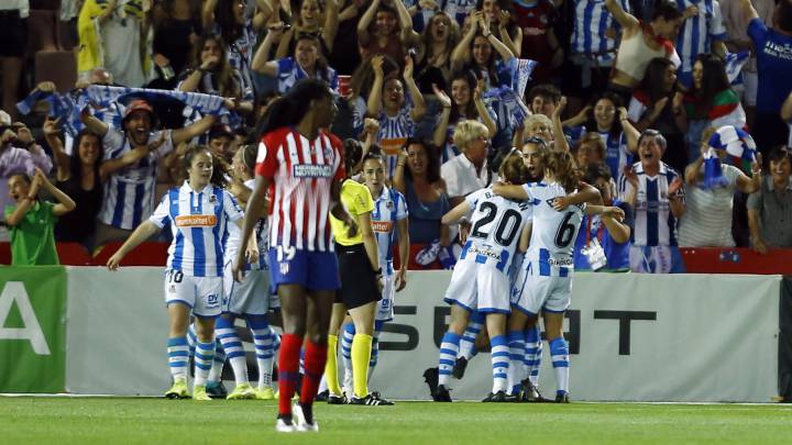 las jugadores de la Real celebran un gol