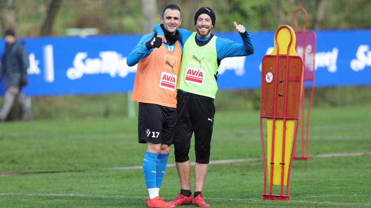 Kike García y Enrich, durante un entrenamiento del Eibar.