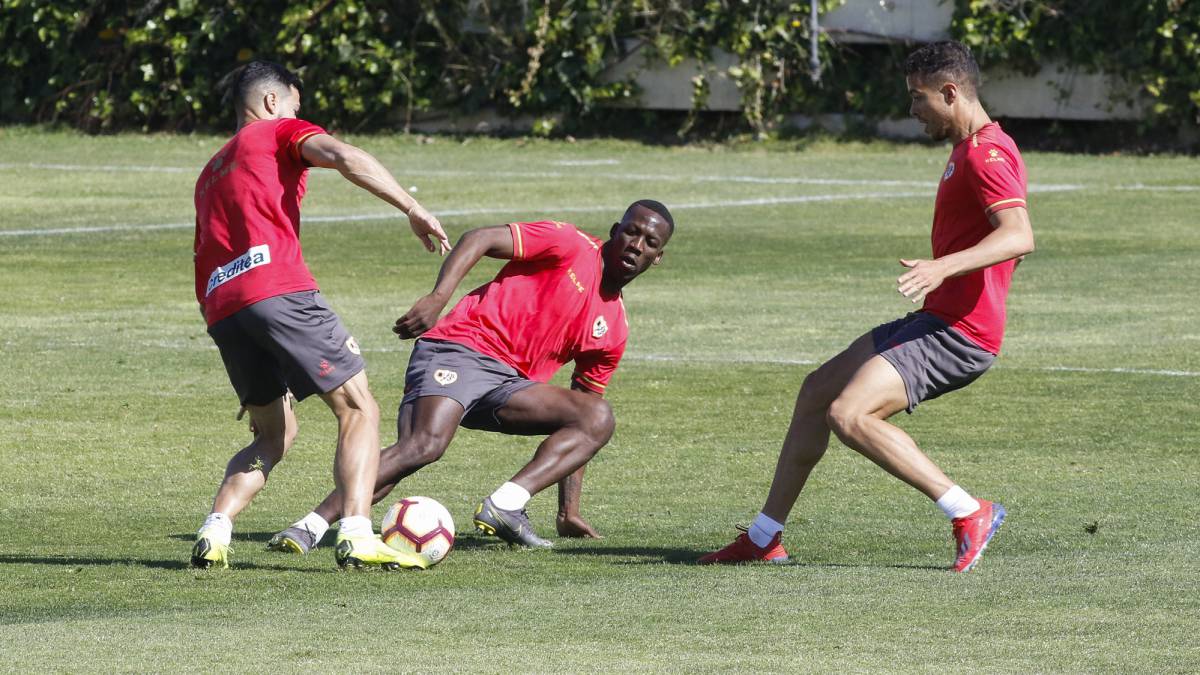 Advíncula y Trejo regresan a una lista para medirse al Valladolid