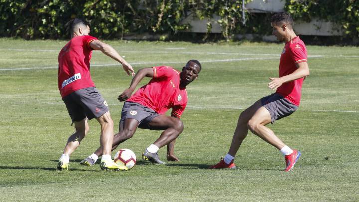 Advíncula y Trejo regresan a una lista para medirse al Valladolid