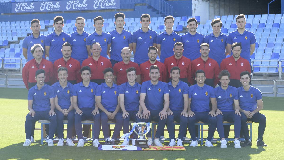 El Juvenil posa con la Copa de Campeones en La Romareda