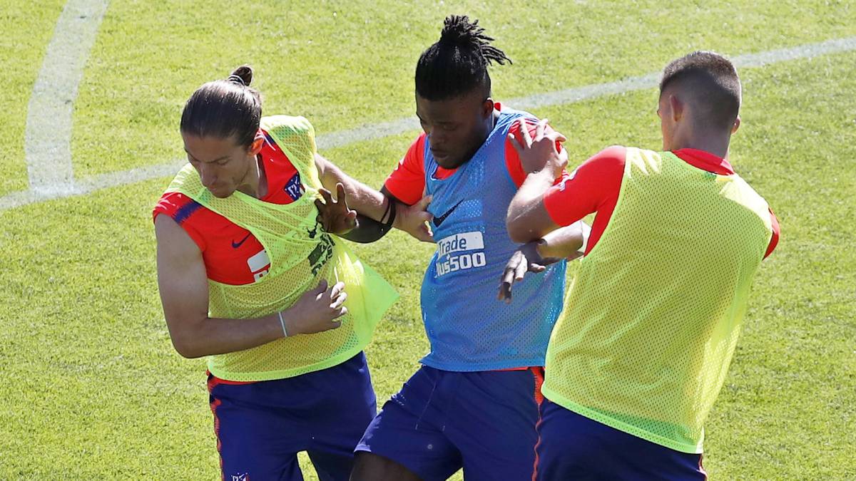 Thomas, entre Filipe y Montero, durante un entrenamiento del Atlético.