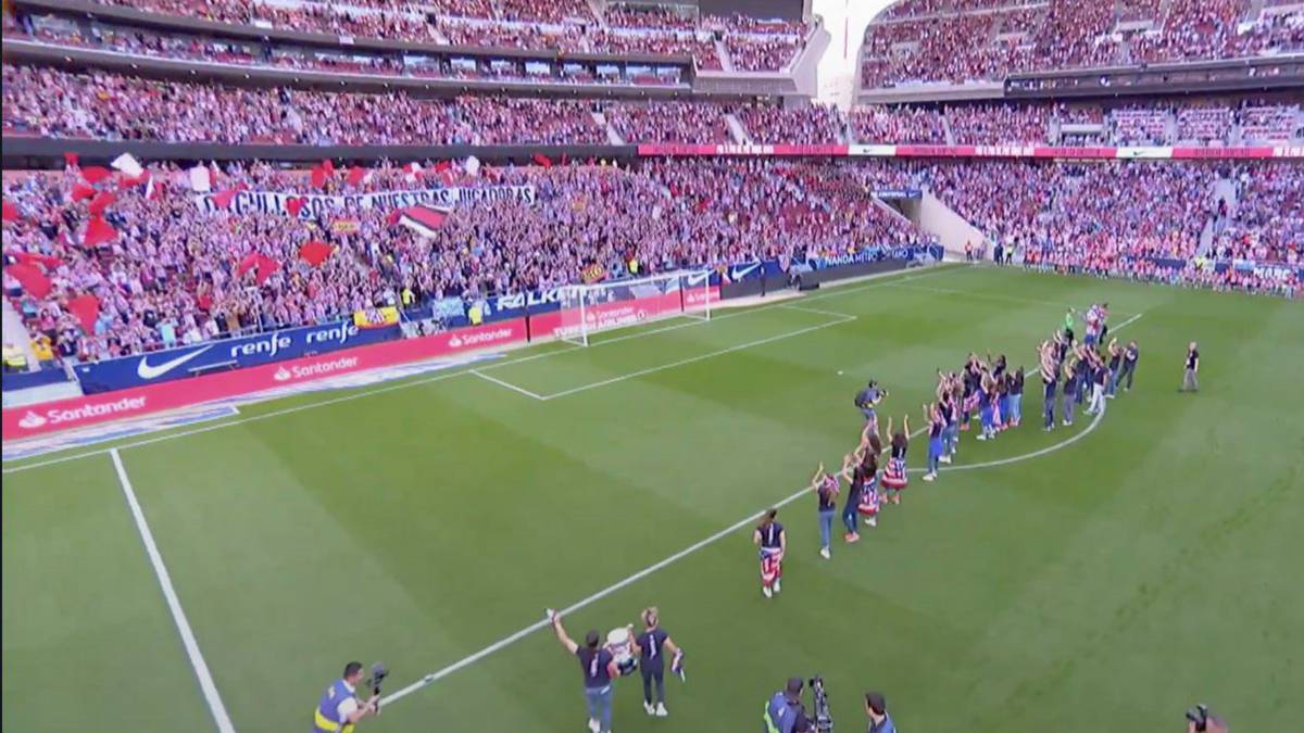 Homenaje del Metropolitano para las jugadoras del Atlético