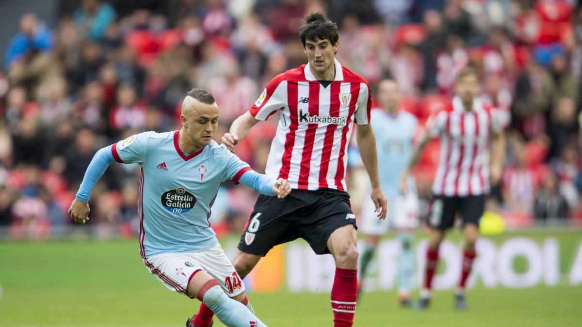 Lobotka conduce el balón en San Mamés