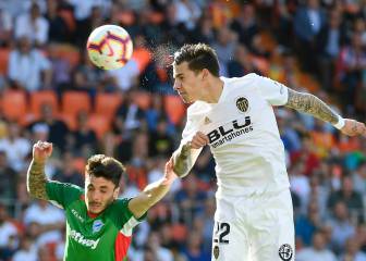 El Valencia remonta al Alavés y asalta la zona Champions