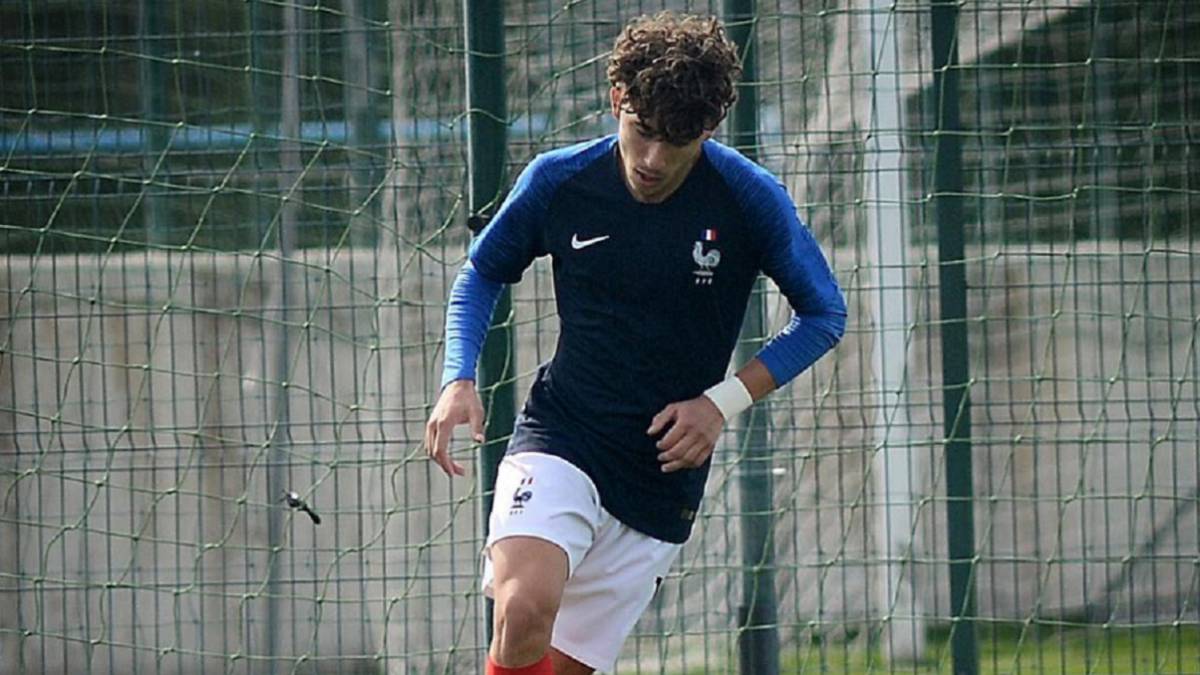 El joven de 16 años del PSG, Adil Aouchichem con Francia Sub-17.