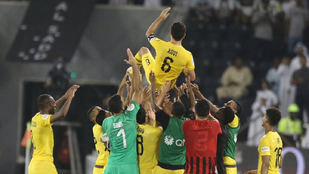 Los jugadores del Al Sadd mantean a Xavi