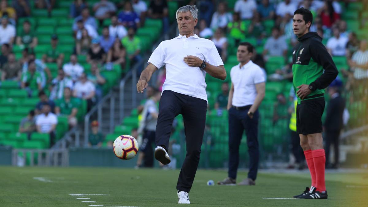 El Betis se plantea si seguir o no con Quique Setién y ganar al Real Madrid en el Santiago Bernabéu sería un balón de oxígeno. La afición, muy en contra.