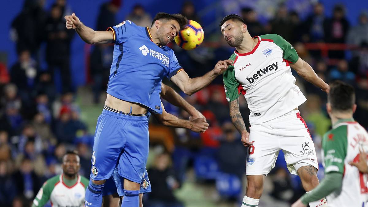 Cabrera y Maripán pelean un balón.