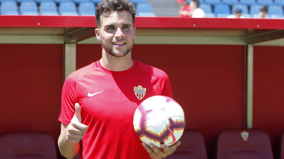 Álvaro Giménez se llevó el balón del Almería-Elche por sus tres goles y se pone pichichi.
