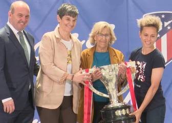 Carmena recibió a las campeonas de Liga en el Ayuntamiento