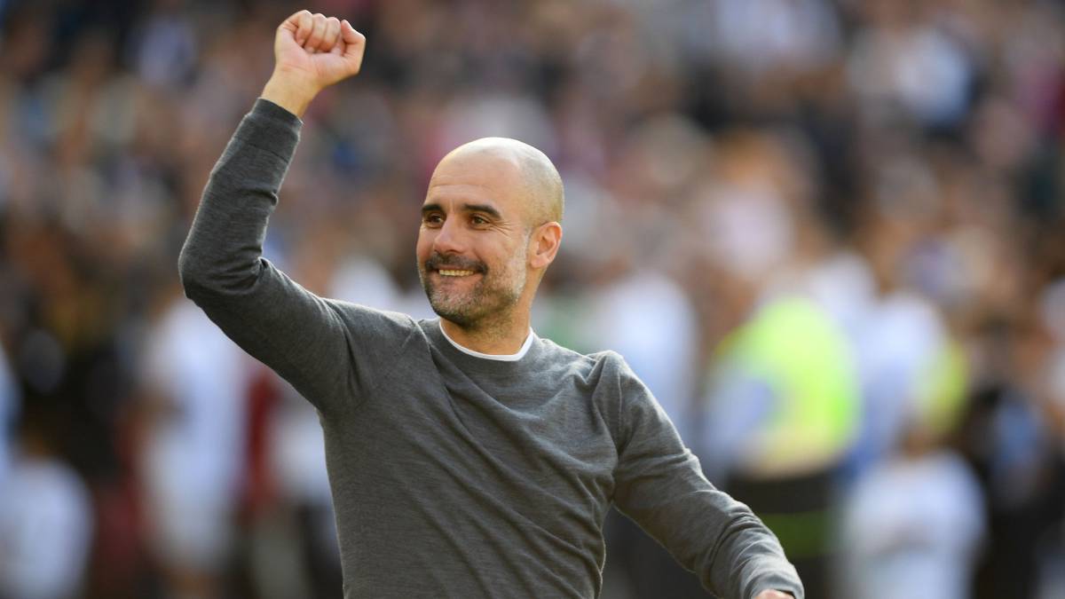 Pep Guardiola celebra la consecución de la Premier League en el Amex Stadium contra el Brighton.