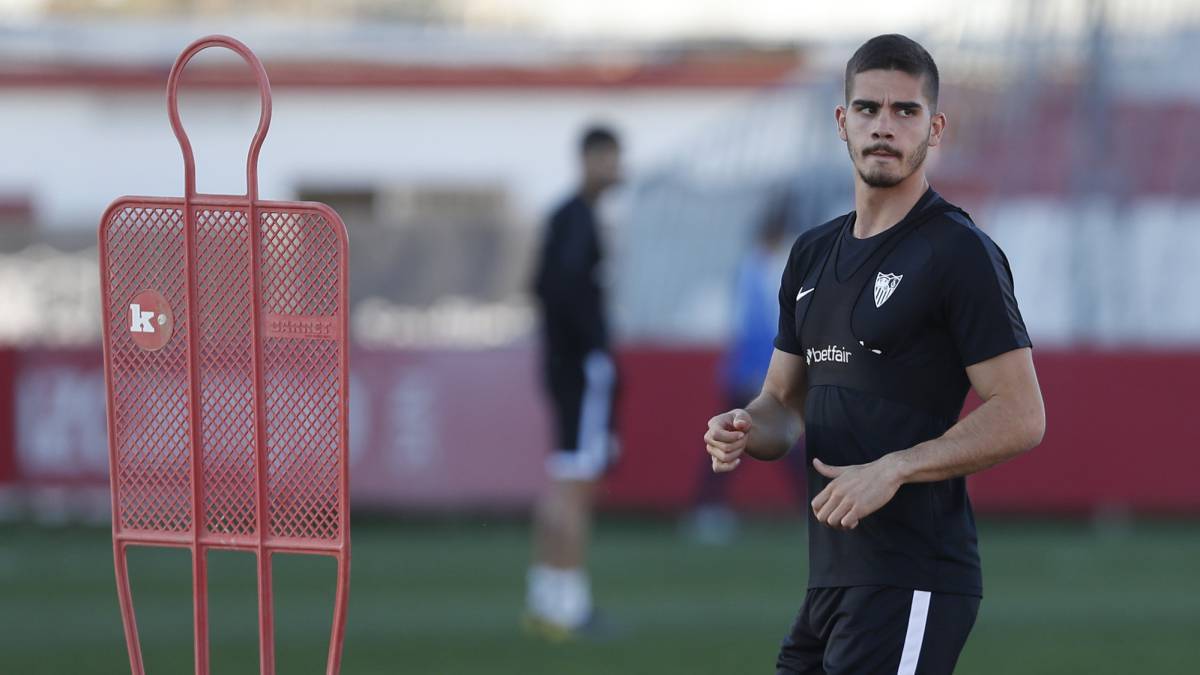 André Silva replica a Caparrós: "No finjo nada, estoy lesionado"