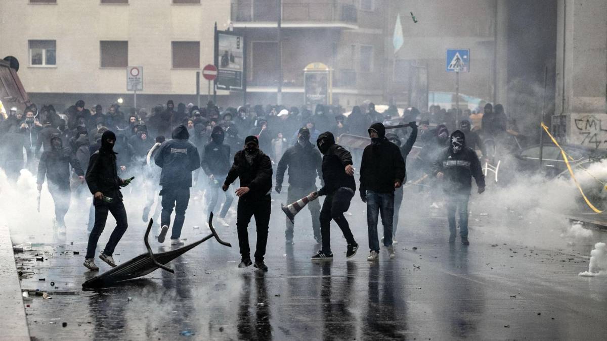 Enfrentamientos entre los simpatizantes de Lazio y la policía antes del partido de fútbol de la final de la Copa de Italia.