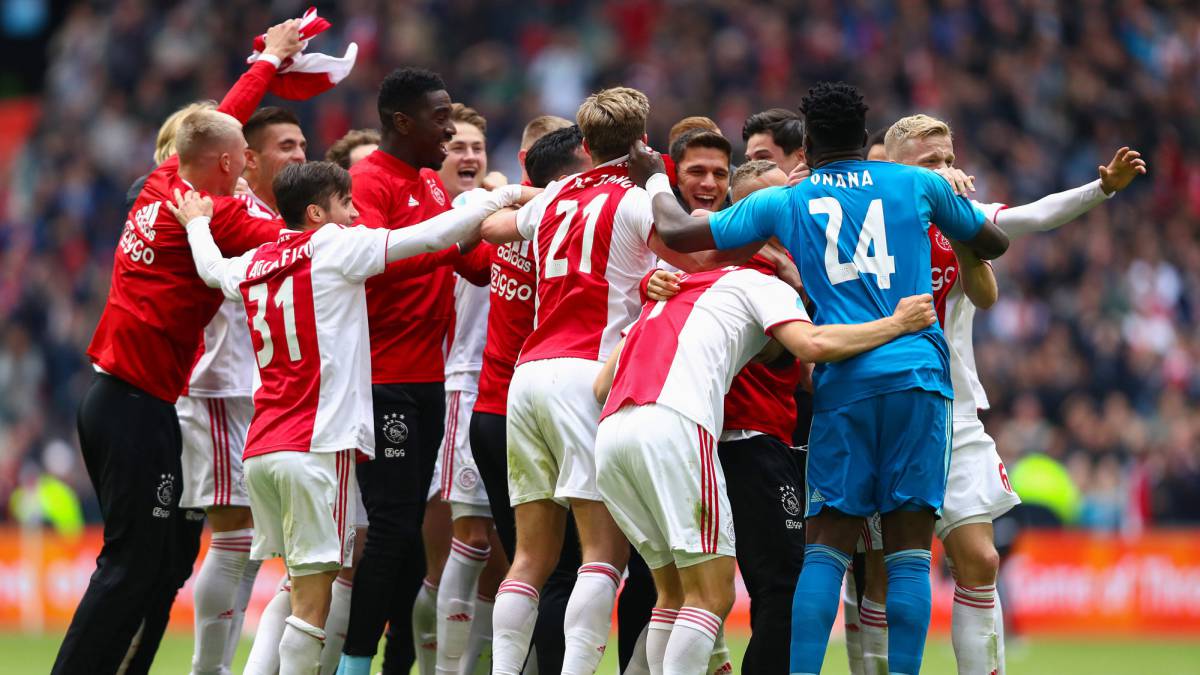 El Ajax celebra la liga.