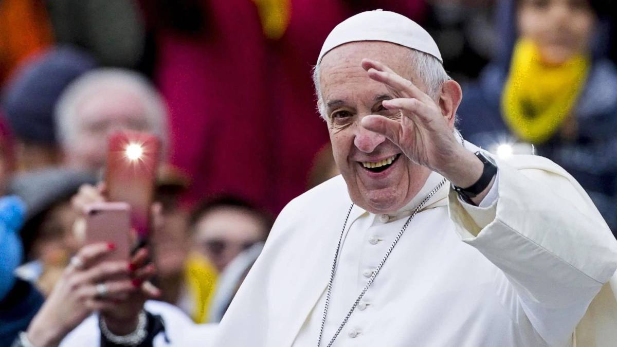 El Papa Francisco bendice el equipo femenino de fútbol del Vaticano.