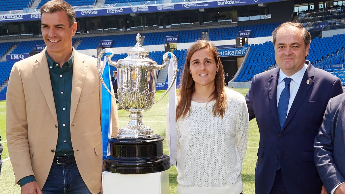 El presidente Pedro Sánchez, con la Real campeona de Copa